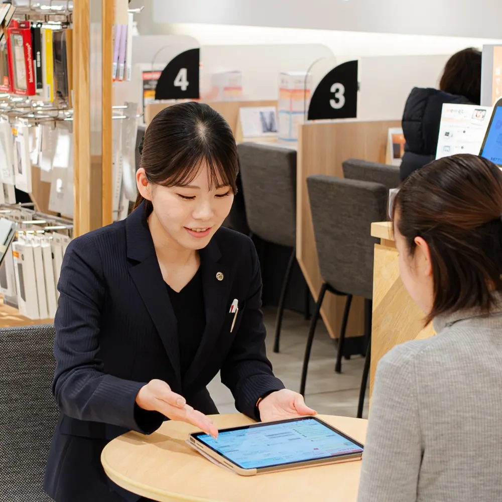au Styleでお客様を接客するスタッフ
