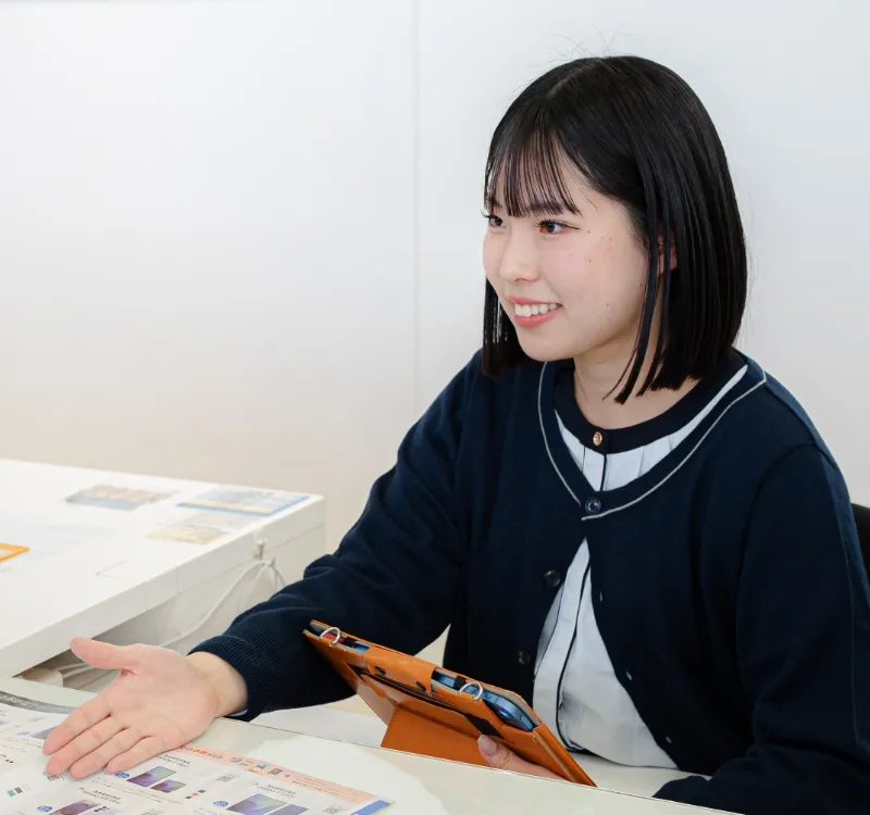 UQスポットでお客様を案内するスタッフ