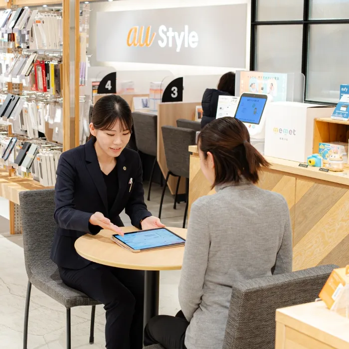 通信キャリアショップで接客するスタッフ
